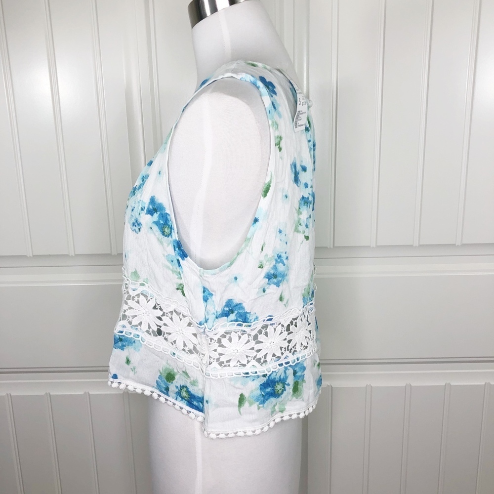 Papaya Clothing Timing White Blue Floral Crop Top - Picture 3 of 5